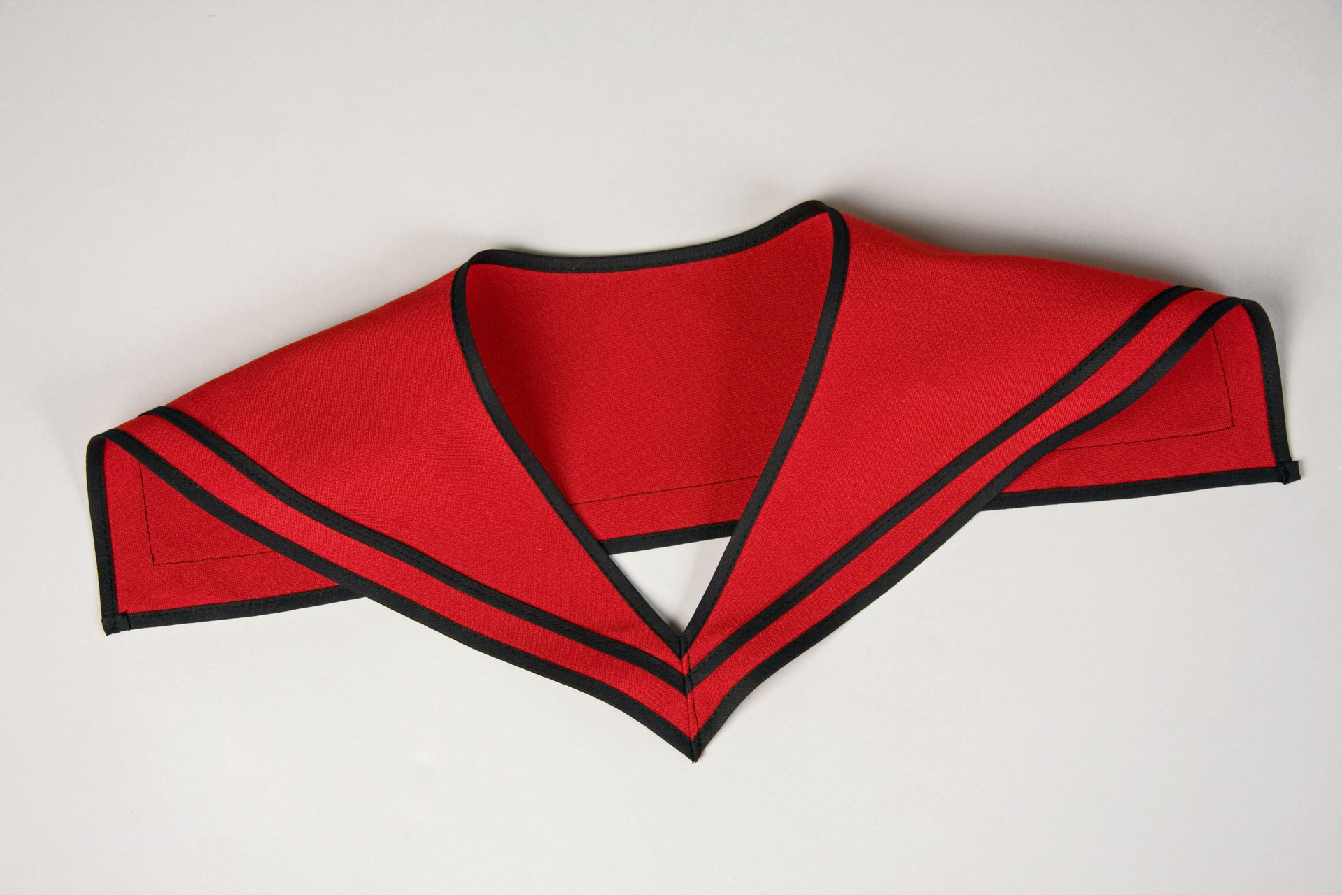 Matrosenkragen rot